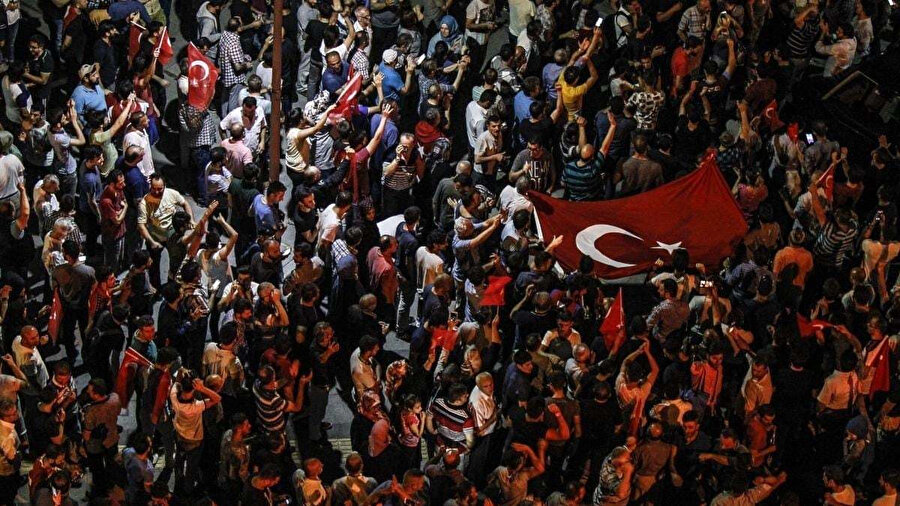Türkiye’de Gezi Olayları ve 15 Temmuz Darbe girişiminde, kitleler fiziksel bulunuş ve online olmanın iç içe geçtiği bir reaksiyonla muhalefetlerini ve sadakatlerini sergilemiştir.