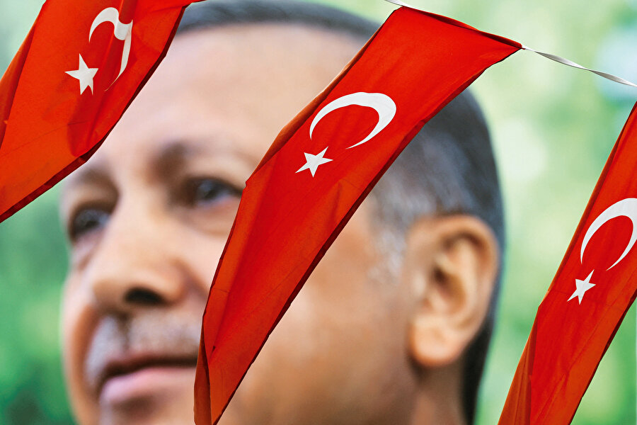 AK Parti ve lideri için Türkiye’nin yeni yüzyılını Müslüman Türk’e, bütün Müslümanlara ve hatta insanlığa örnek teşkil edecek bir yeni düzen kurmak yaraşır.