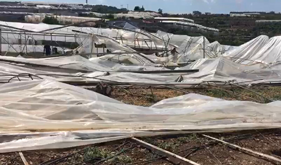 Mersin'de sağanak ve hortum vurdu: Cami minaresi araçların üzerine devrildi