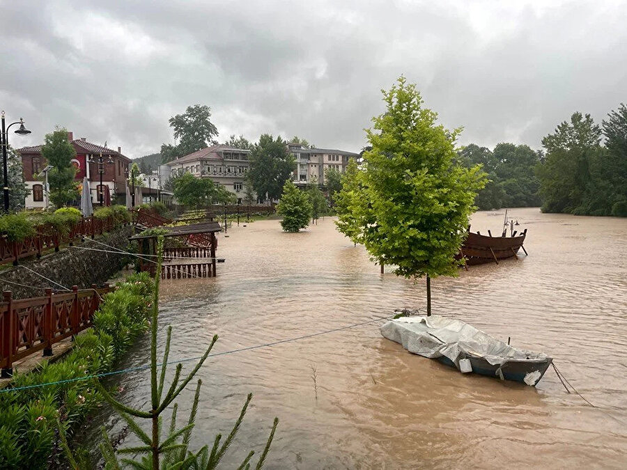 Karadeniz'de sel felaketi: Dereler taştı, yollar göle döndü