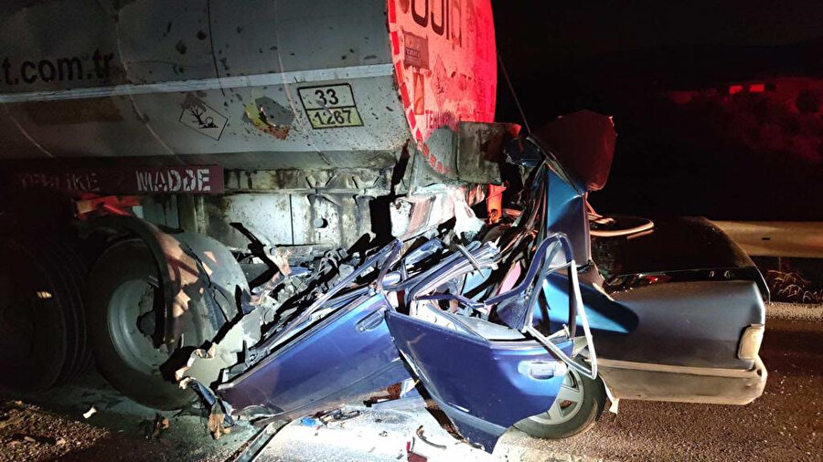 Otomobil emniyet şeridindeki yakıt tankerine çarptı: Üç ölü