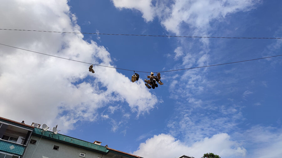 Sırrı çözülemeyen olay: Tellere asılı halde gören şaşkına döndü