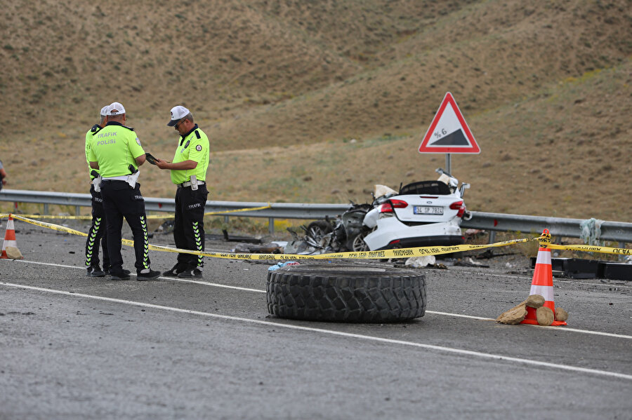 Van'da askeri araçla otomobil çarpıştı: Bir ölü, 12 asker yaralı