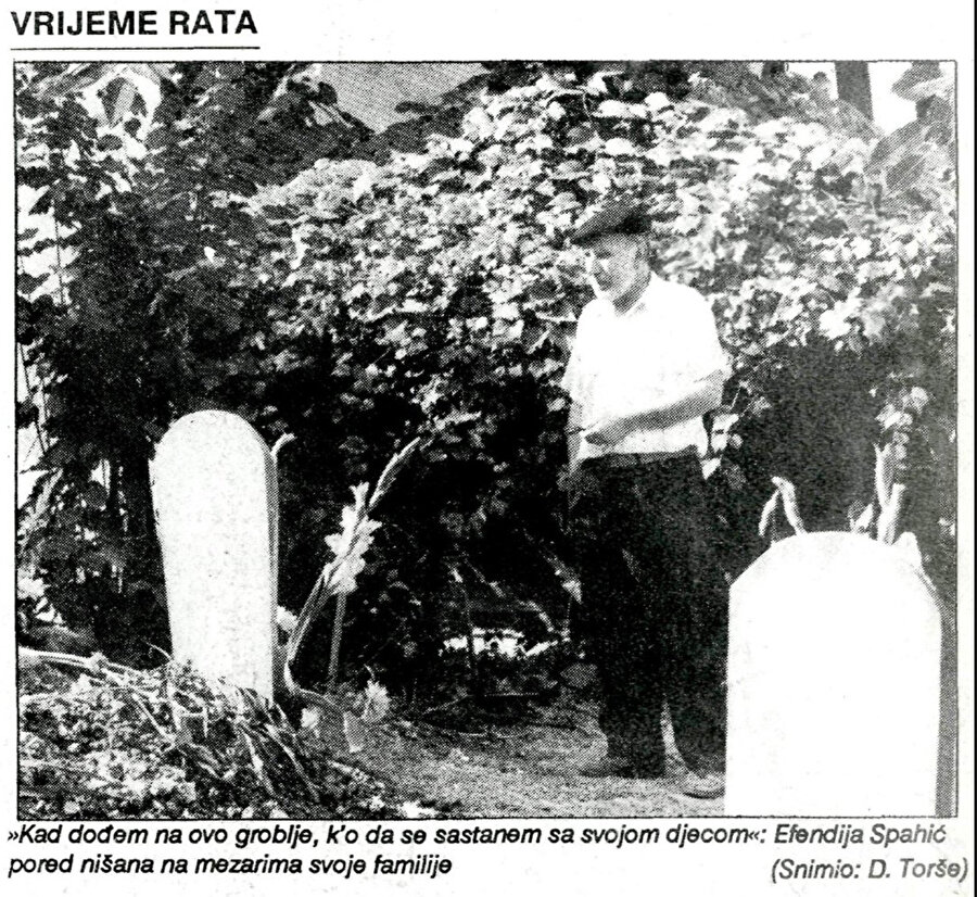İsmet Spahiç, öldürülen ailesinin mezar taşlarının yanında...
