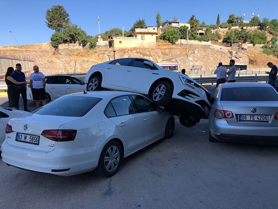 Otomobil otobüse çarptı: Park halindeki araçların üzerine çıkıp durabildi