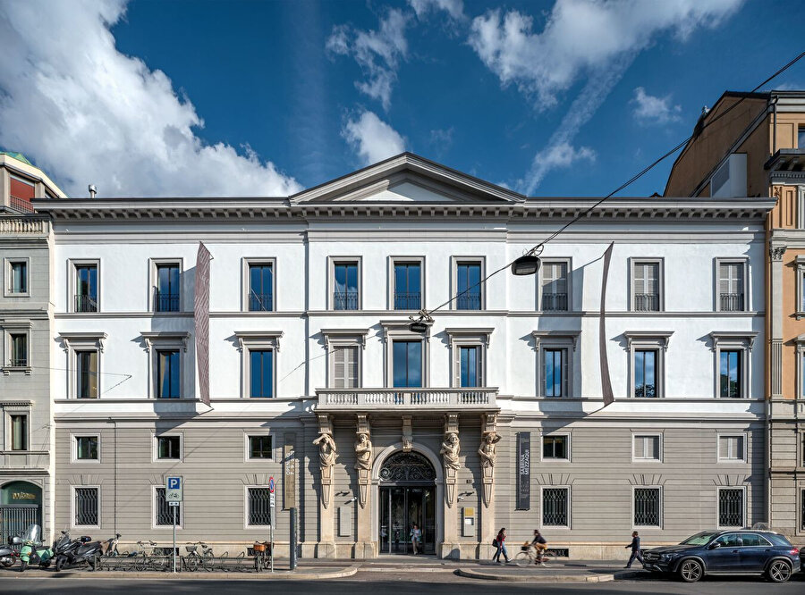 Palazzo Bocconi-Rizzoli-Carraro ön cephesi. 