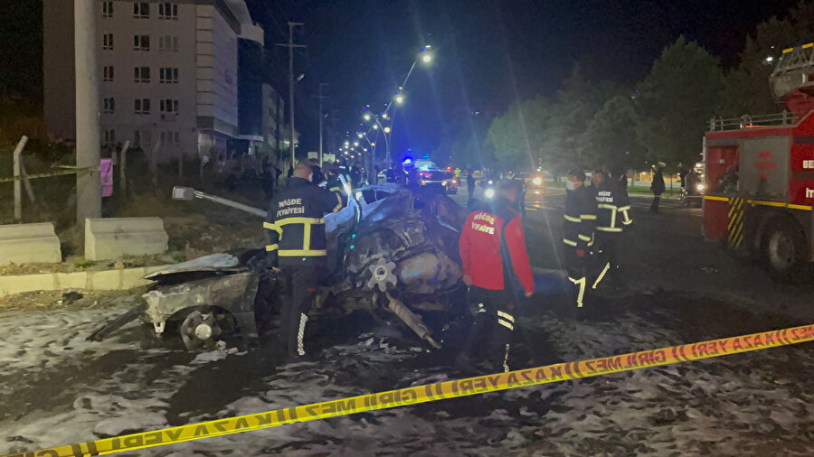 Önce yayaya ardından elektrik direğine çarpan otomobil yandı: Üç kişi öldü