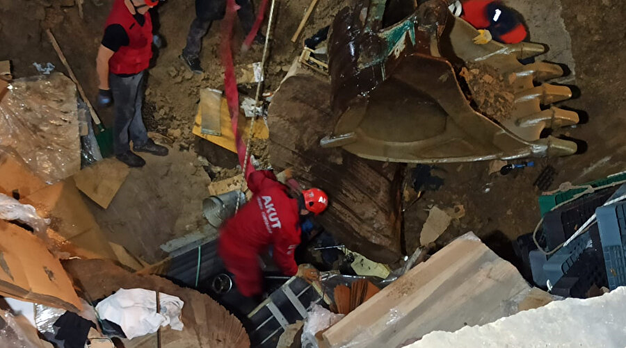 Giresun'da sağanak sonrası fabrikada göçük: İki işçi kurtarıldı, bir işçi mahsur kaldı