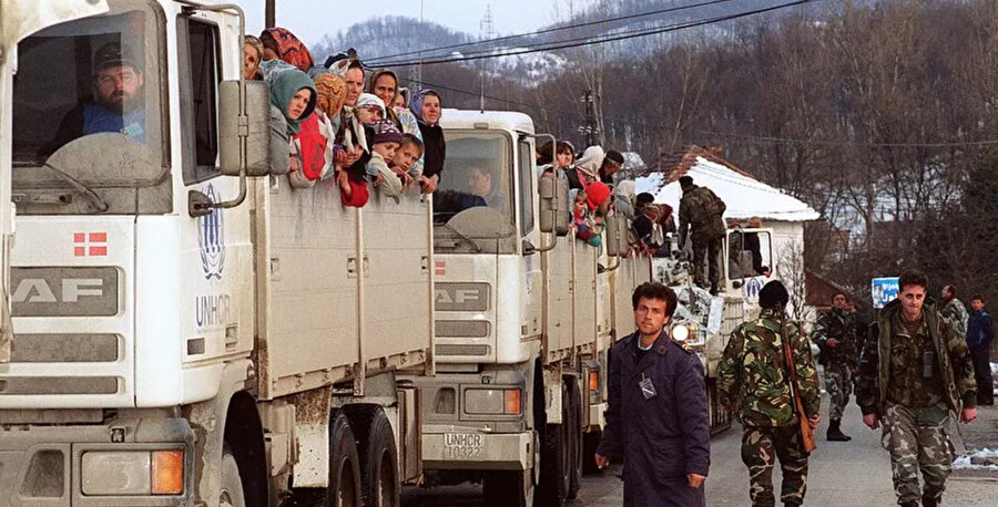 Daha sonra soykırım olduğu kanıtlanan katliam, 1990'larda Yugoslavya'nın patlaması sırasında meydana gelen birkaç çatışmadan biri olan Bosna Savaşı sırasında Bosnalı Sırp güçleri tarafından Müslümanlara karşı işlendi.