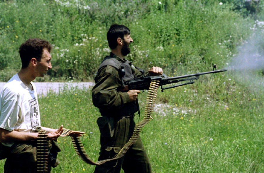 Temmuz 1995'te Sırplar Srebrenica yakınlarındaki mevzilerde ilerliyor.