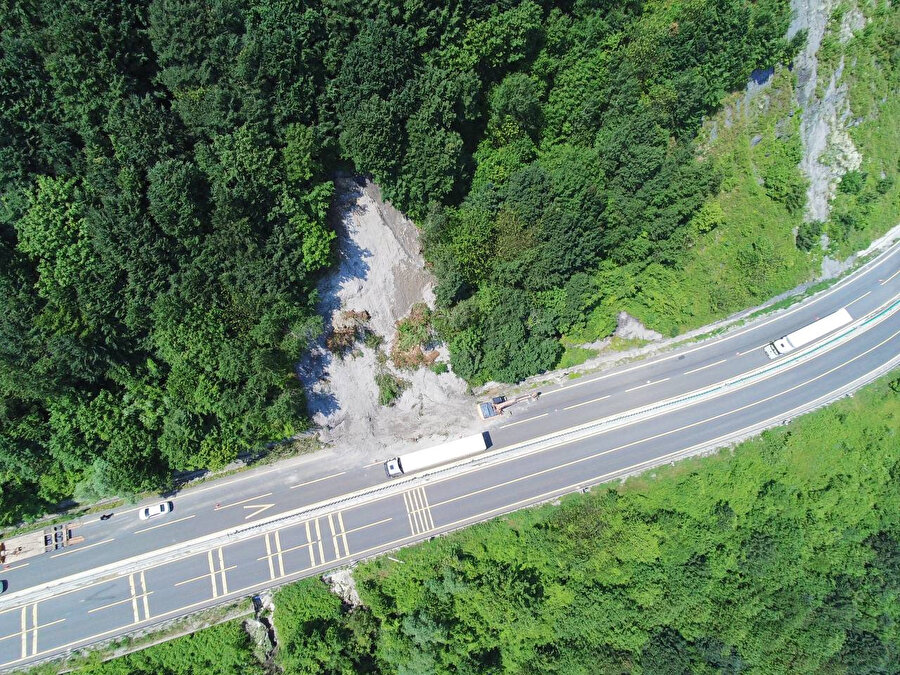 D-100 kara yolu Bolu Dağı geçişinde heyelan: Ulaşım kontrollü sağlanıyor