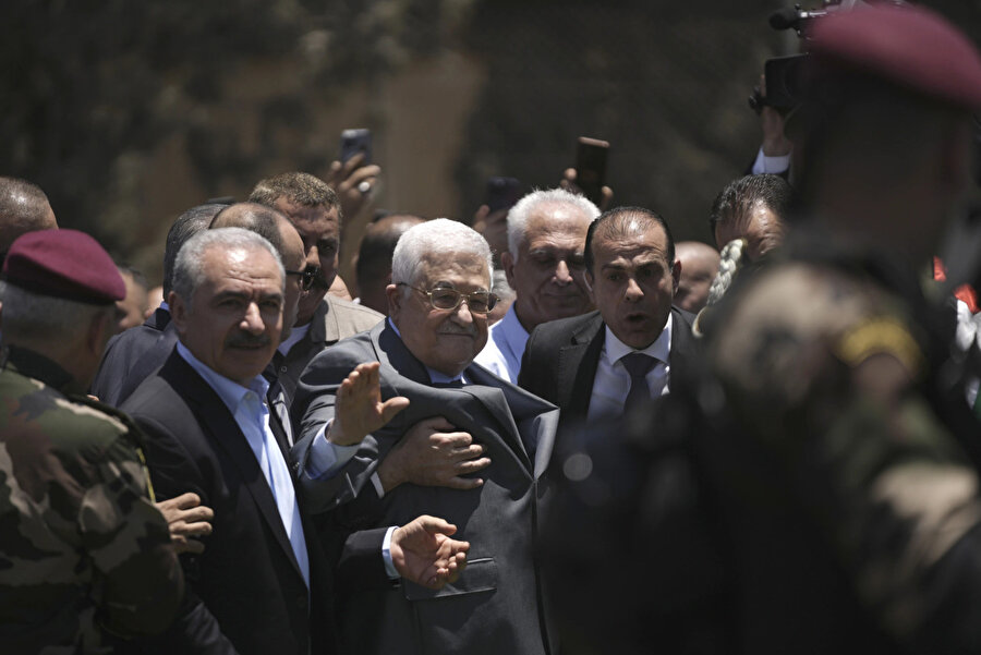 87 yaşındaki Cumhurbaşkanı Mahmud Abbas, genel olarak halktan kopuk olarak görülüyor ve Ramallah'taki genel merkezinin dışına nadiren çıkıyor.