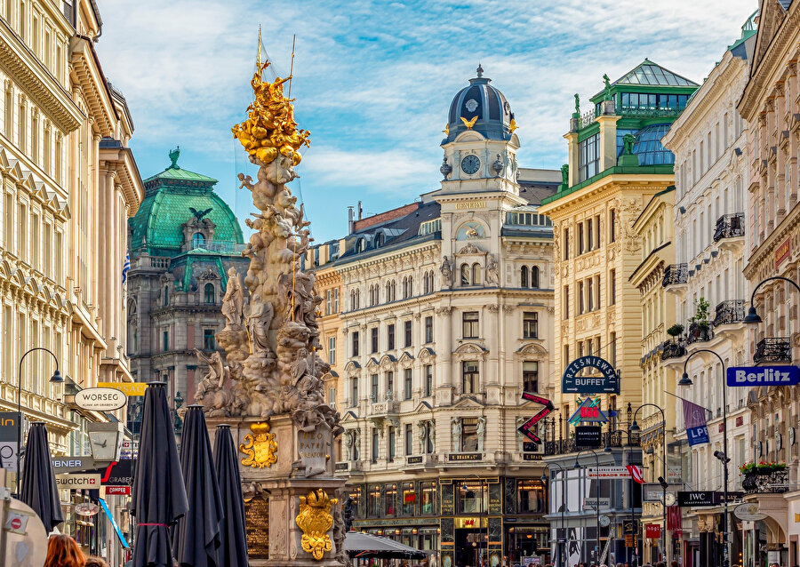 Avrupa şehirleri içinde en yoğun geçmiş duygusunu yaşatan şehirlerin başında Viyana gelir. İnsanın arkaik bir bilinç gibi geride taşıdığı Viyana romantizmi ile gerçek Viyana’nın ışıltısı mutlaka buluşur.
