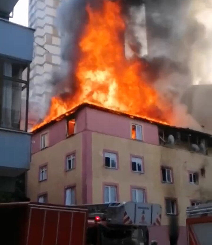 Esenyurt’ta binanın çatısında yangın