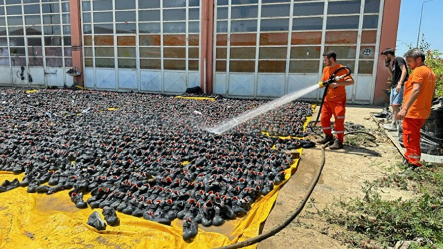 Hepsi selde zarar gördü: 22 bin ayakkabı güneşte kurutuluyor