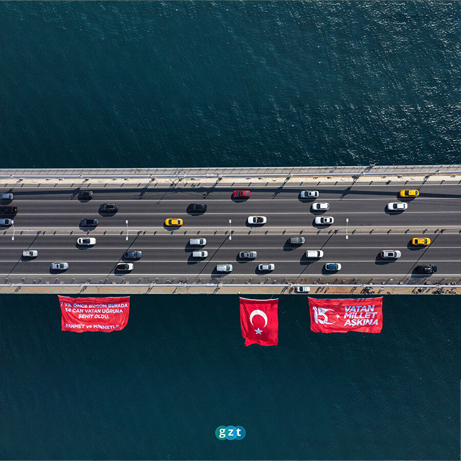 15 Temmuz Şehitler Köprüsü'ne Türk bayrağı asıldı