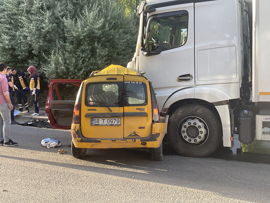 Sivas'ta kamyon taksiyle çarpıştı: 4 kişi öldü, bir kişi yaralı