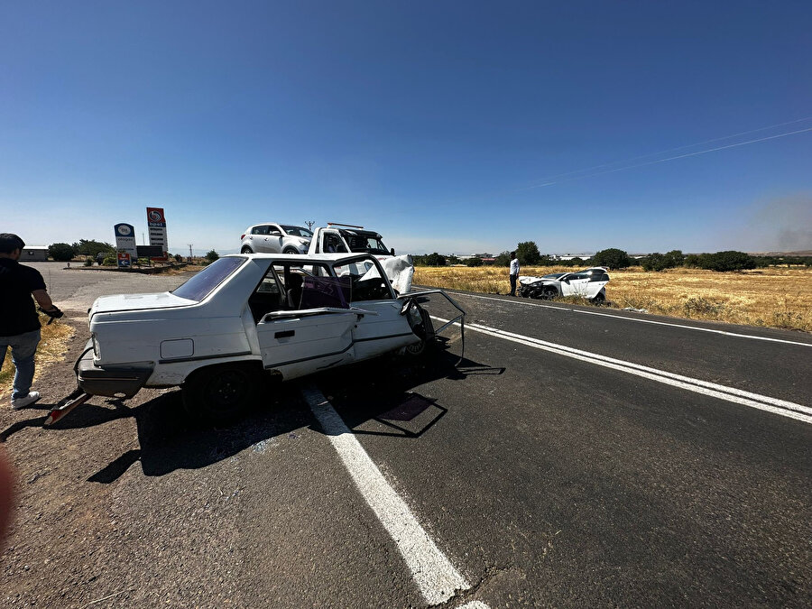 Şanlıurfa'da otomobiller kafa kafaya çarpıştı: Bir ölü, 4 yaralı