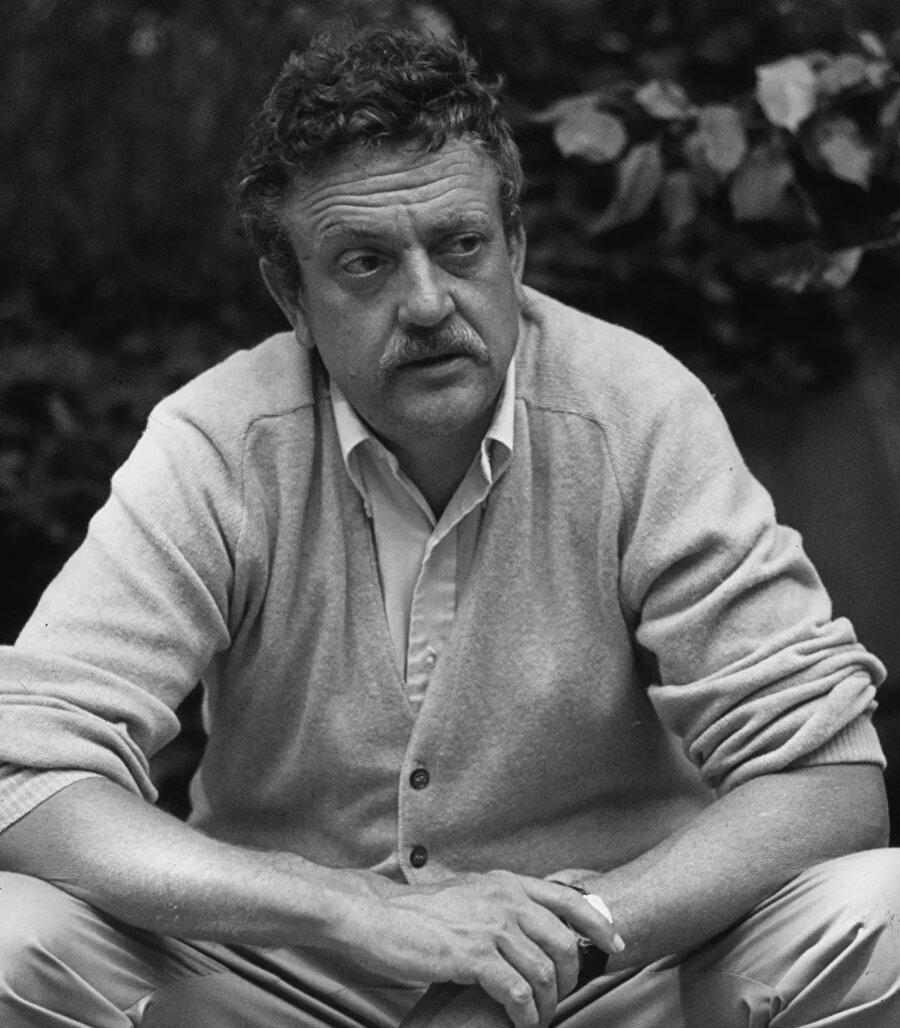 Cornell Üniversitesi'nde biyokimya okuduktan sonra II. Dünya Savaşı'nda Avrupa'da asker olarak hizmet verdi.