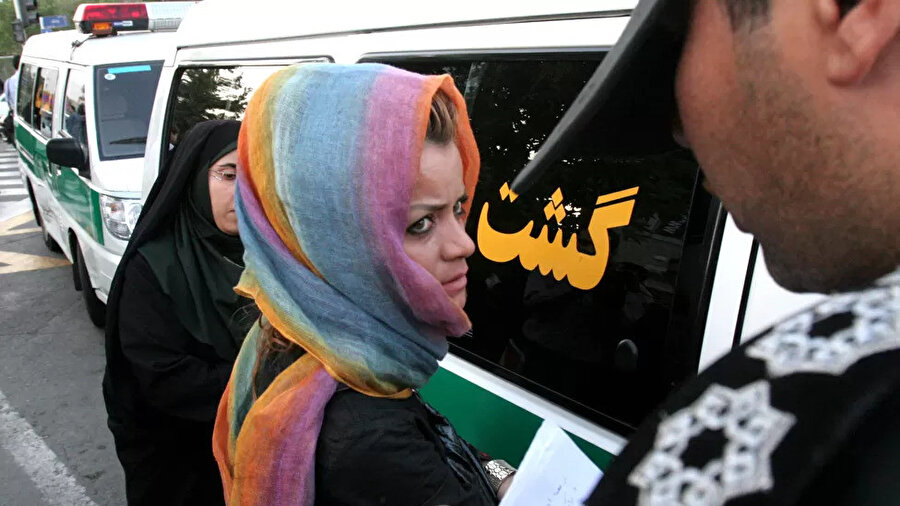 Tahran sokaklarında da erkek ve kadın ahlak polisi ekiplerinin işaretli araçlarla devriye gezdiği görüldü.