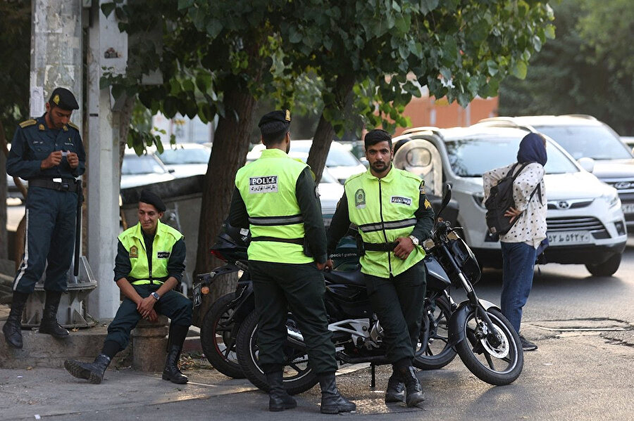 İran polisi zorunlu başörtüsü kuralını ihlal edenlere karşı ülke genelinde uygulama başlattı.