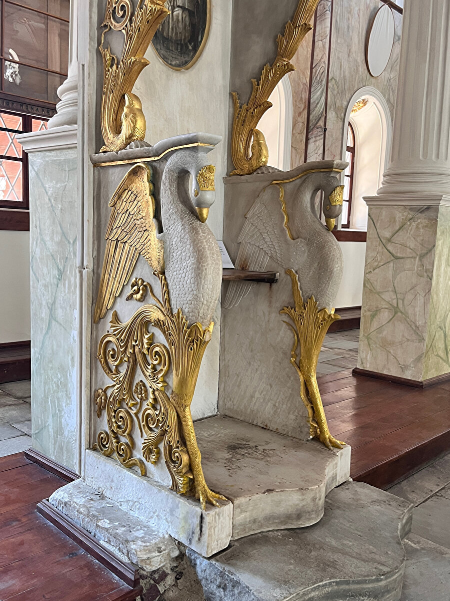 Ayvalık Taksiyarhis Kilisesi Anıt Müzesi, kathedra (despot koltuğu