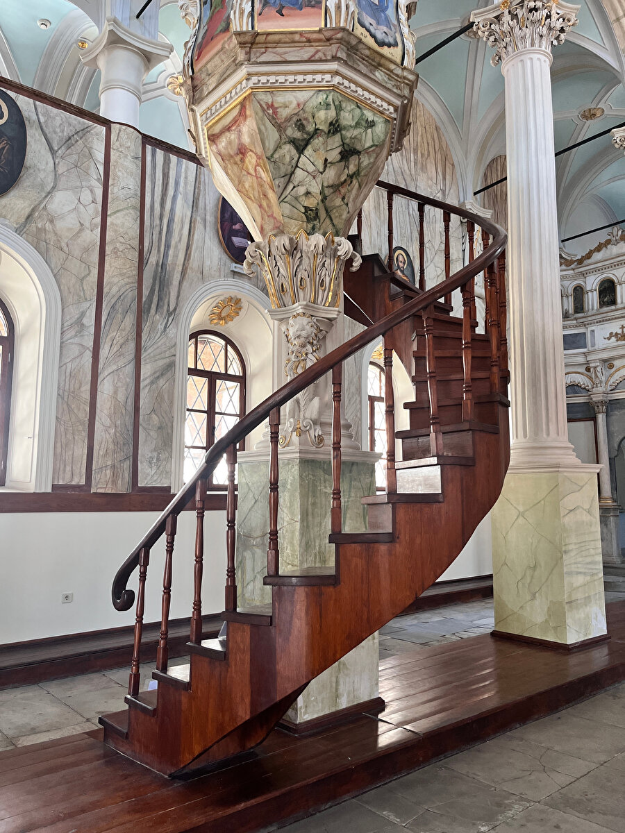Ayvalık Taksiyarhis Kilisesi Anıt Müzesi, ambon(vaaz kürsüsü)’a çıkan spiral merdiven. 