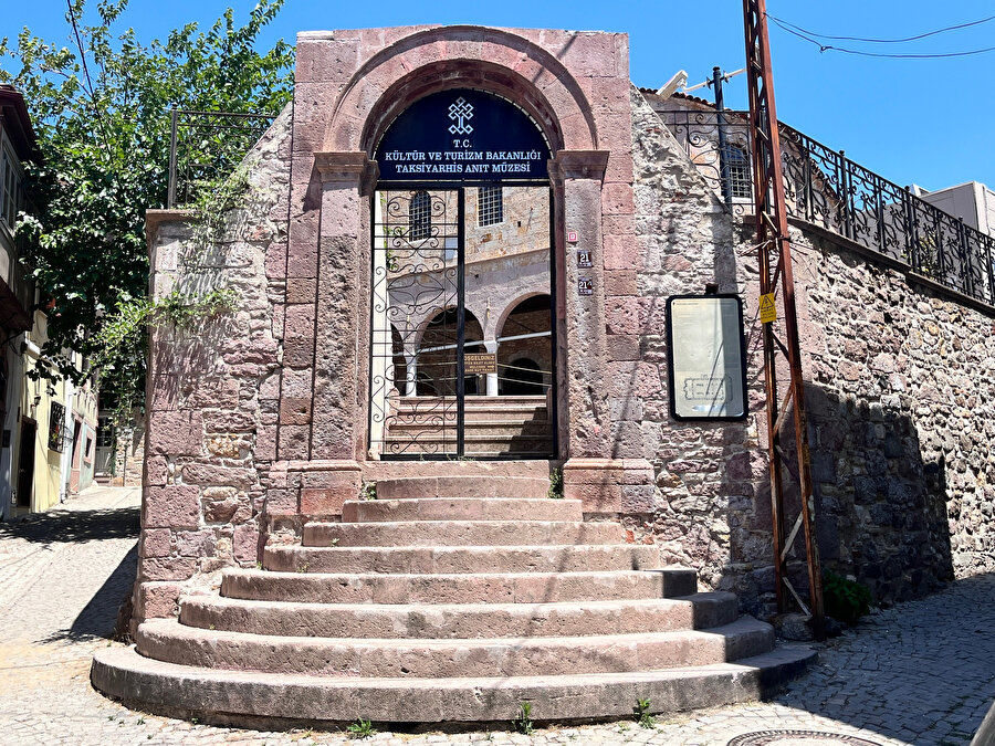 Ayvalık Taksiyarhis Kilisesi Anıt Müzesi, giriş. 