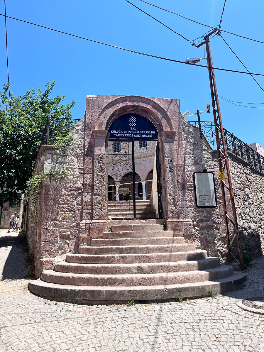 Ayvalık Taksiyarhis Kilisesi Anıt Müzesi, giriş. 