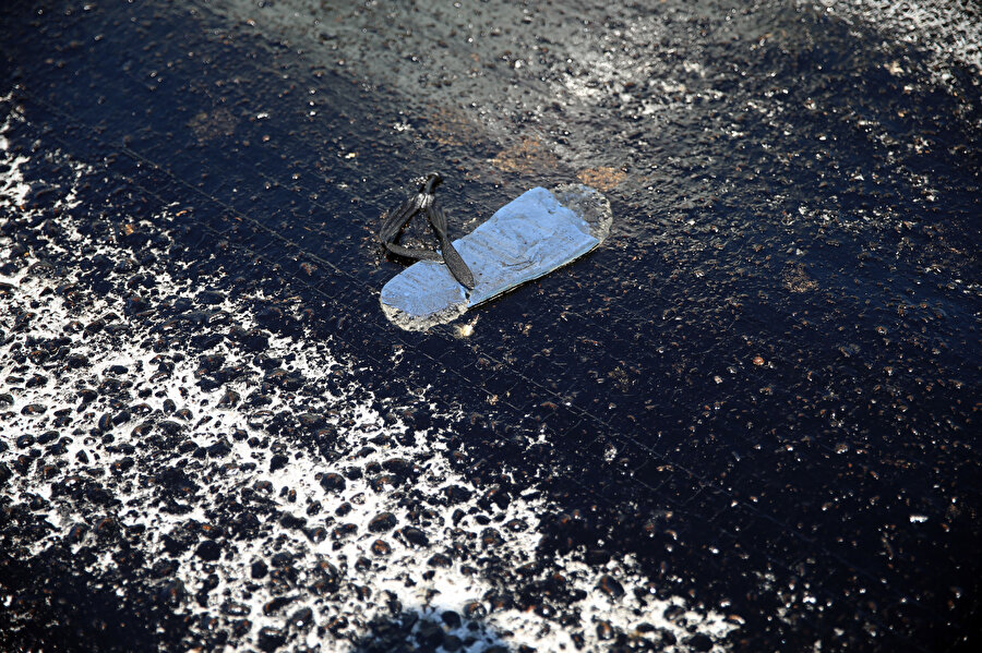 Sıcak hava Kuşadası'nda asfaltı eritti