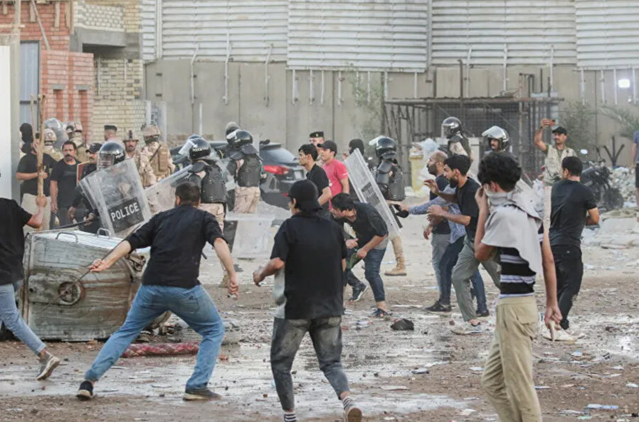 İsveç Dışişleri Bakanlığı bugün yaptığı açıklamada, Bağdat'taki İsveç büyükelçiliğindeki görevli personelin ve operasyonların protestocular tarafından basılmasının ardından güvenlik nedenleriyle geçici olarak Stockholm'e taşındığını söyledi.