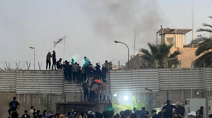 Dün, Bağdat'ın merkezindeki İsveç Büyükelçiliği ateşe verildi.