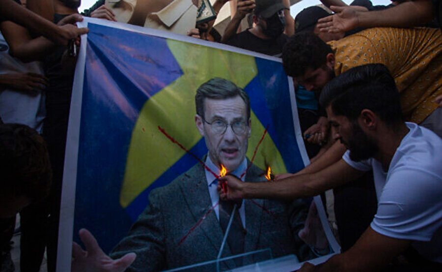 Iraklılar, Tahrir Meydanı'nda düzenlenen protesto sırasında İsveç başbakanı Ulf Kristersson'un resmini yaktı.