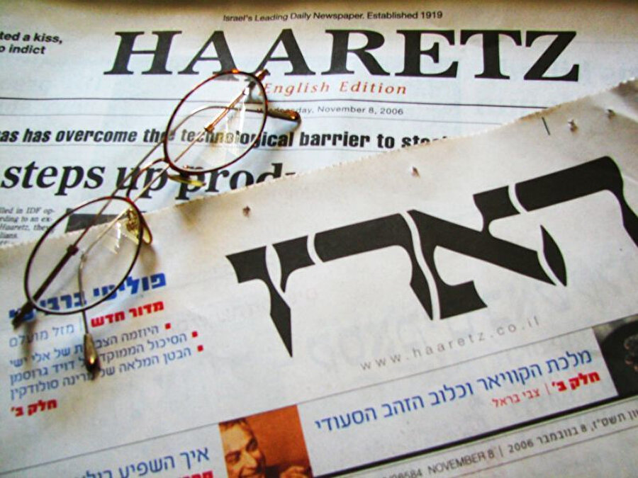 Haaretz’in İbranice ve İngilizce baskılarının ön sayfaları. Gazetenin İngilizce sürümünün basımı ve dağıtımı, The New York Times International ile birlikte yapılmaktadır.