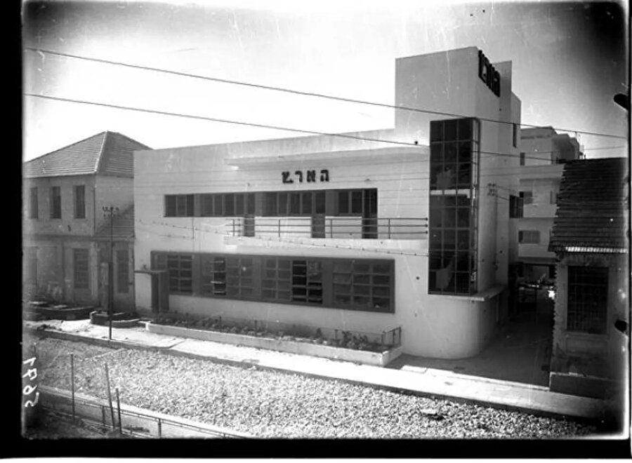 İsrail'de basılan en uzun soluklu gazete olan Haaretz'in Tel Aviv'e taşındıktan sonra Maze Caddesi'ndeki ofisi, 1930'lar.