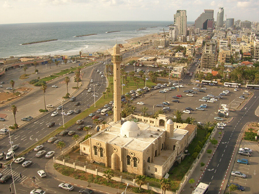 Tel Aviv'in merkezindeki Hasan Bey Camii 1914’te inşa edilmiş, Osmanlı Devleti’nin tarihî Filistin topraklarından çekilmesinden bir yıl önce, 1916’da ise ibadete açılmıştı.