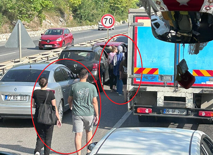 Devrilen kamyon yolu kapatınca, KPSS'ye girecekler yürüdü
