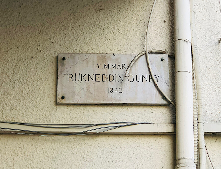 Yapının girişinde yer alan tabela, Kaynak: İnan Kenan Olgar, Kültür Envanteri. 