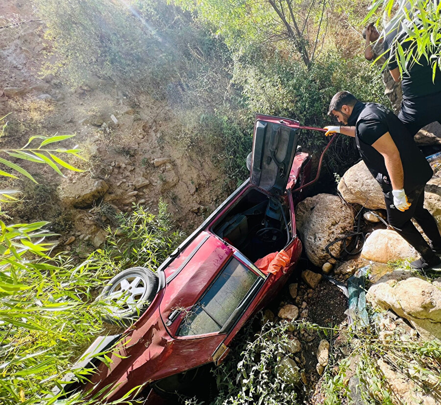 Otomobil şarampole devrildi: Sürücü öldü
