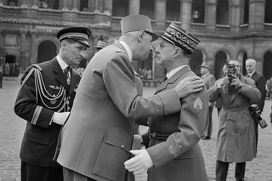 Fransa Cumhurbaşkanı Charles de Gaulle, ilk testin ardından General Charles Ailere'ye askerî bir onur takdim etti.