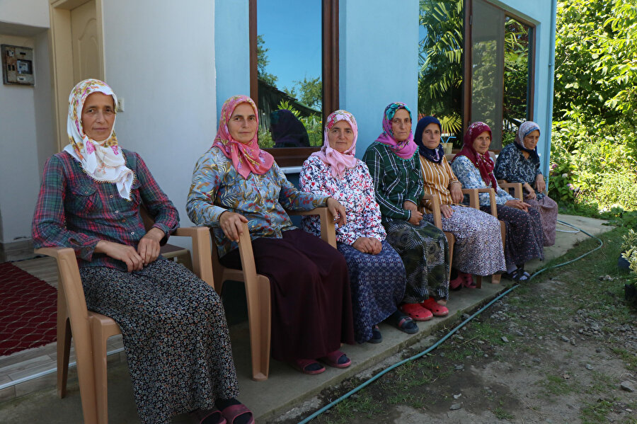 Hiç evlenmeyen 7 kız kardeş aynı evde yaşıyor ve aynı işi yapıyor