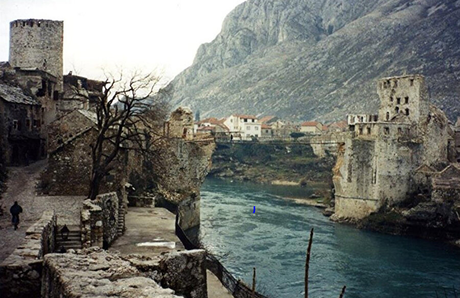 Yüzyıllar boyunca Bosna Hersek'te hoşgörü ve kültürel çeşitliliğin sembolü olan Mostar Köprüsü, Hırvat birliklerinin tank atışlarına dayanamayarak 9 Kasım'da Neretva Nehri'nin sularına gömüldü.