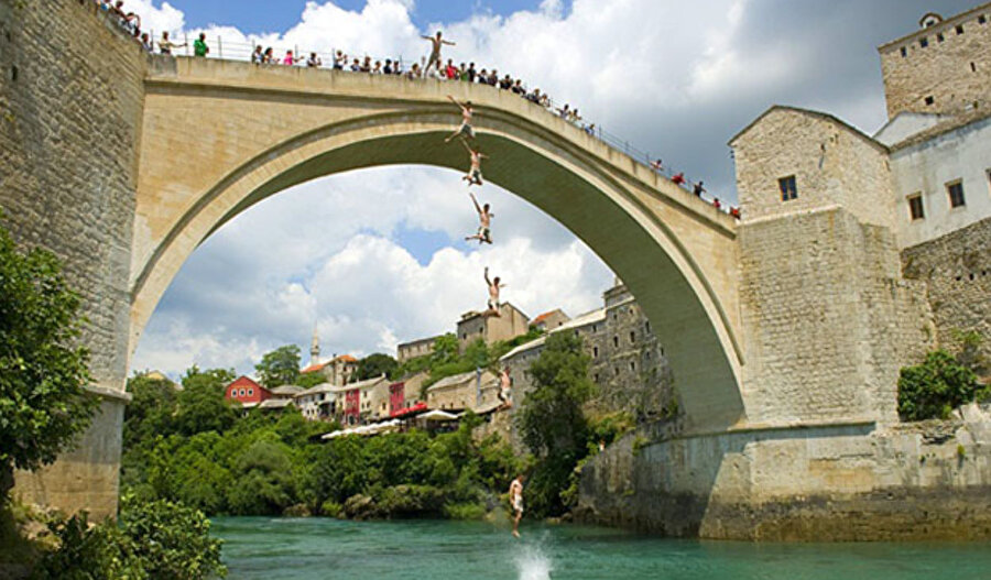 Mostar Köprüsü'ndeki atlama yarışları; Evliya Çelebi'nin Seyahatname adlı eserinde kendine yer buldu.