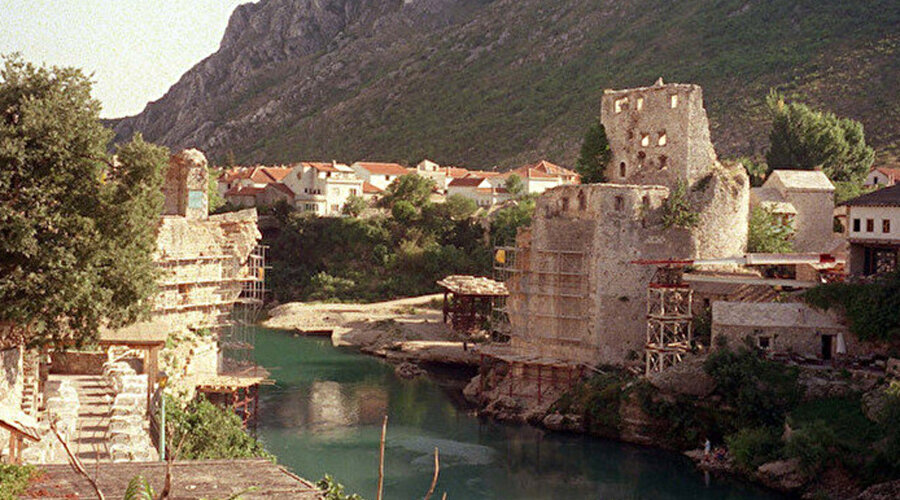 Tarihî köprü, 9 Kasım 1993'te Boşnak-Hırvat Savaşı sırasında Hırvat güçleri tarafından yıkılıncaya dek 427 yıl kullanıldı. 