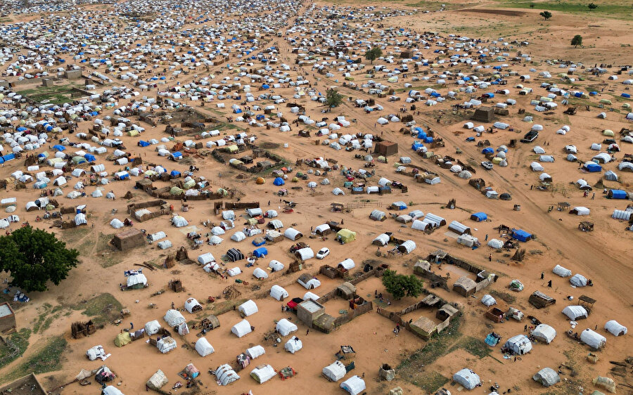 Sudanlı mültecilerin sığındığı derme çatma sığınaklar, Adre, Çad.