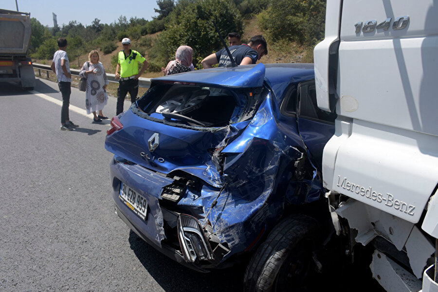 Yanlış yola sapan otomobile hafriyat kamyonu çarptı