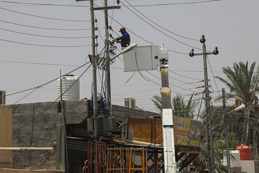  Irak'ta elektrik kesintileri günde 16 saate ulaşabiliyor.