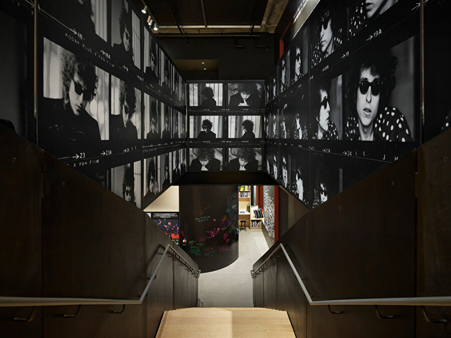 Bob Dylan’ın fotoğrafları ile kaplı sirkülasyon alanı. 