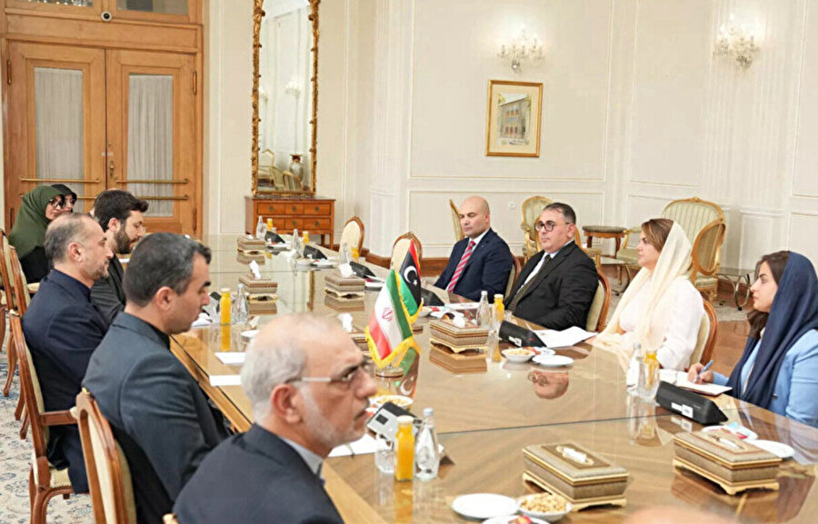 Emir Abdullahiyan, resmî temaslarda bulunmak üzere Tahran'da bulunan Libya Dışişleri Bakanı Menguş'u resmî törenle karşıladı.