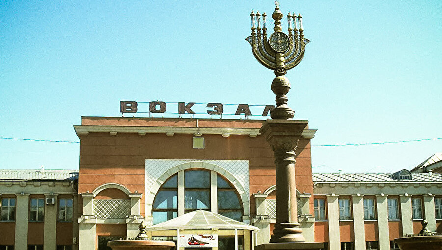 Trans Sibirya Demiryolu'nun üzerinde ve Çin sınırının yakınlarında yer alan Birobican'da, Yahudi kültürüne ait detaylar görülebilmektedir.